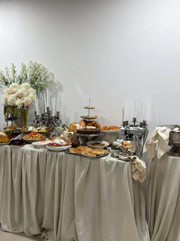 שולחן פרחים ואירוח בסדנת Dinner & Design